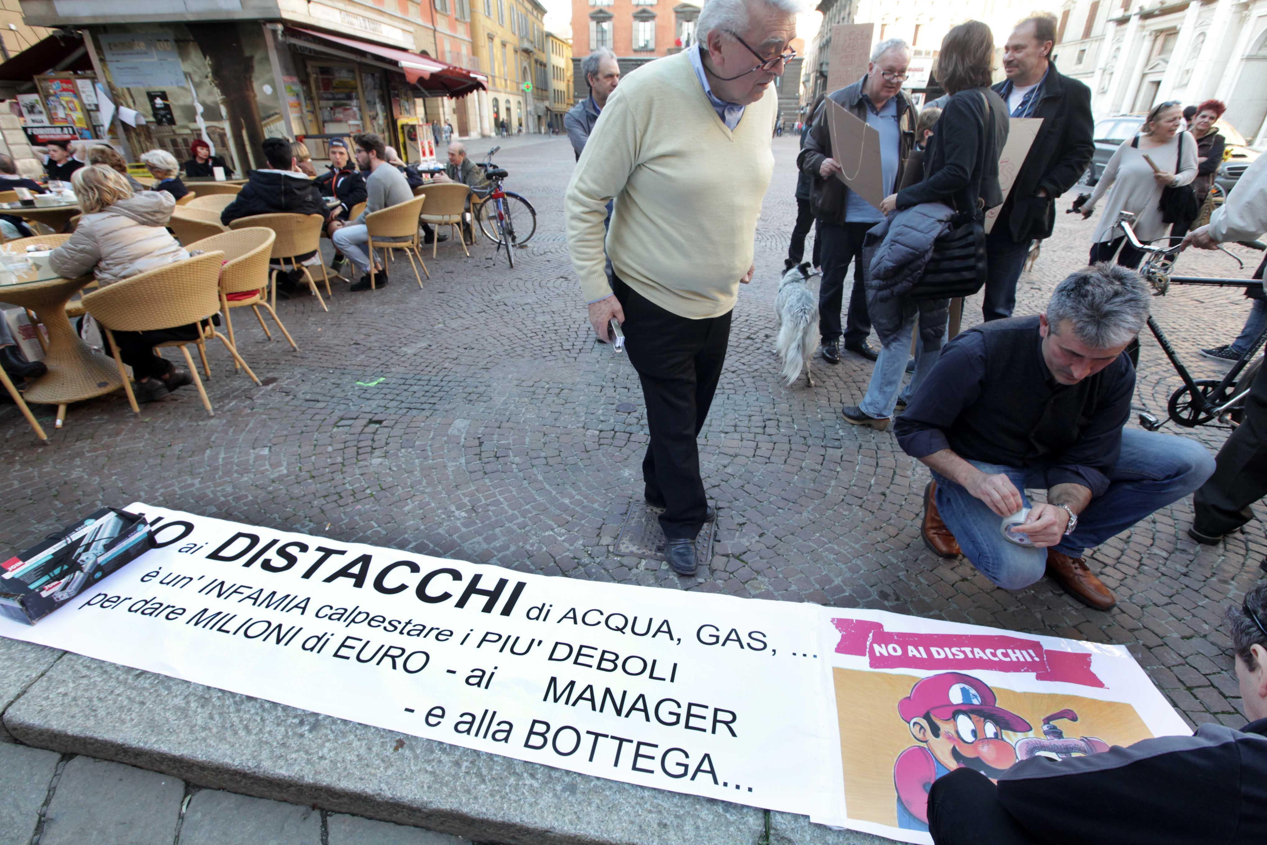 Distacchi Iren, mette a disposizione la doccia e scrive a Sassi