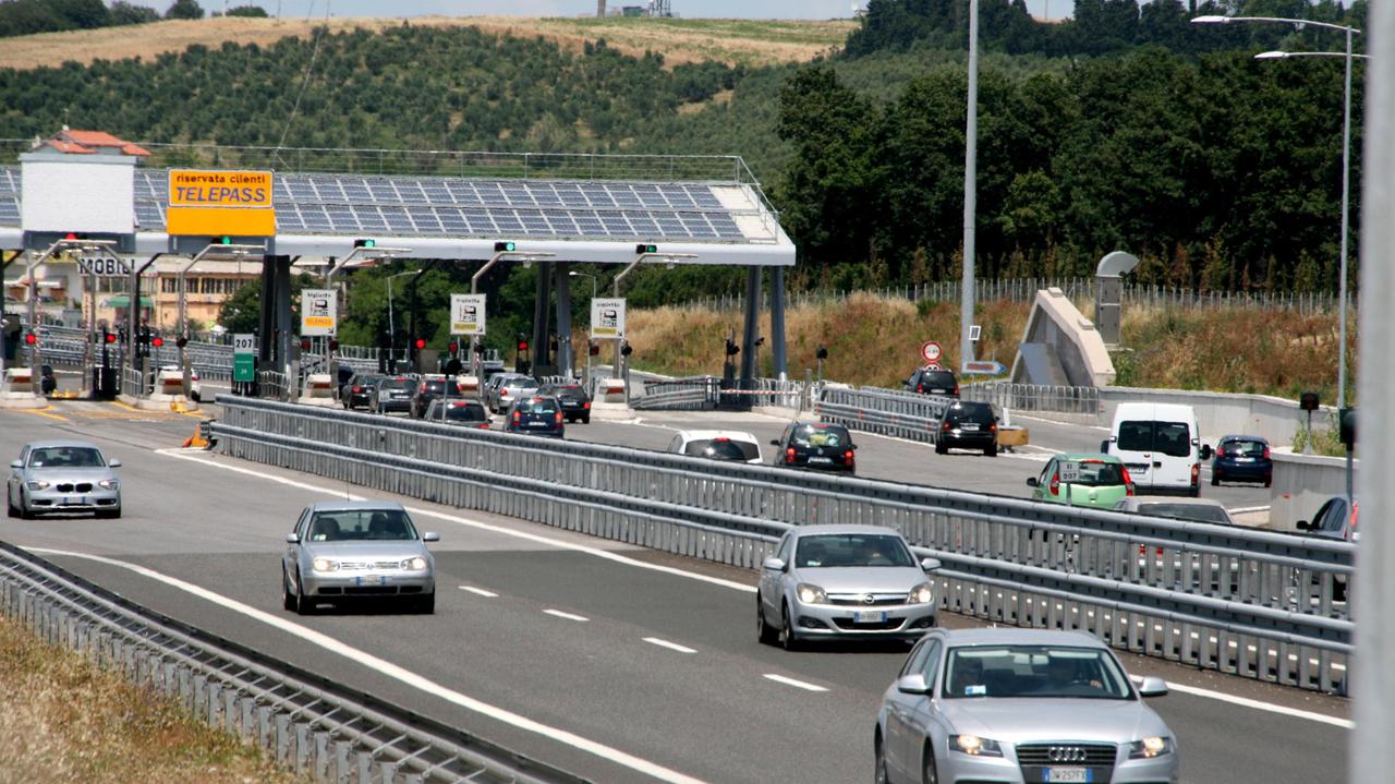 Auto sulla Tirrenica (foto d'archivio)