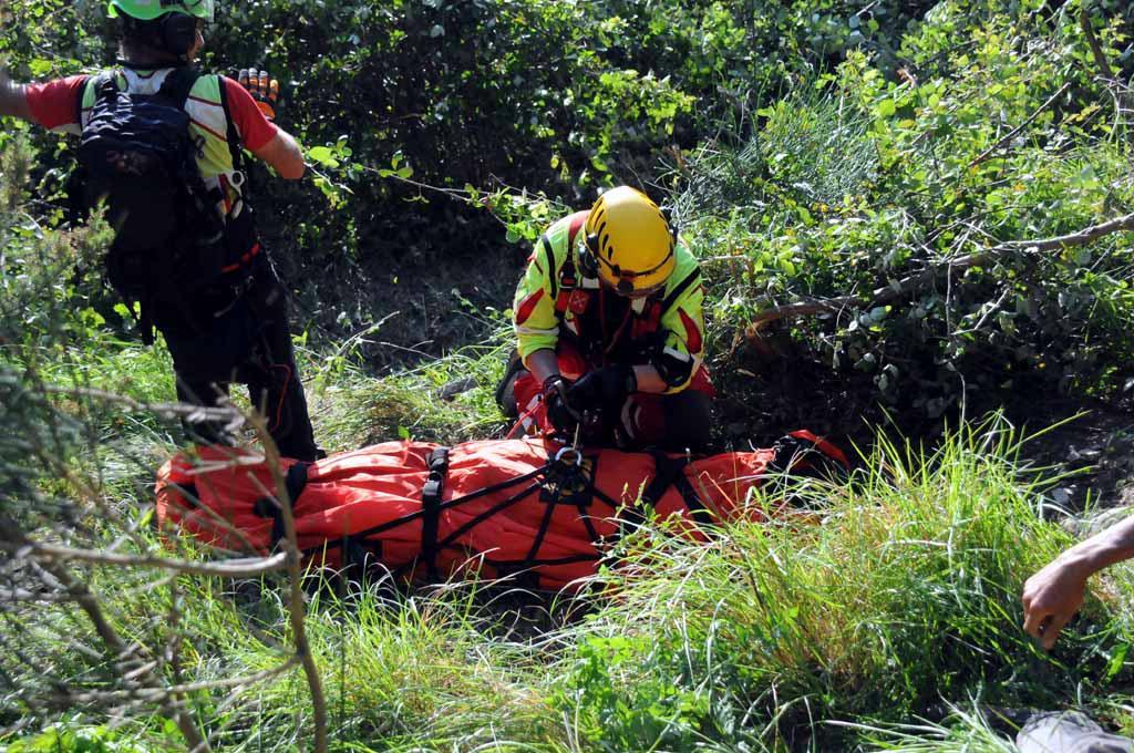 Il recupero del trentaseienne ferito dopo il volo con il parapendio