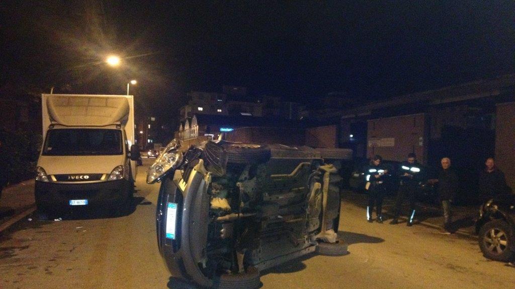 Un'auto ribaltata (foto di archivio)
