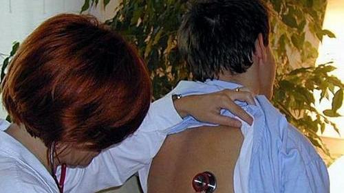 Un medico mentre visita un paziente
