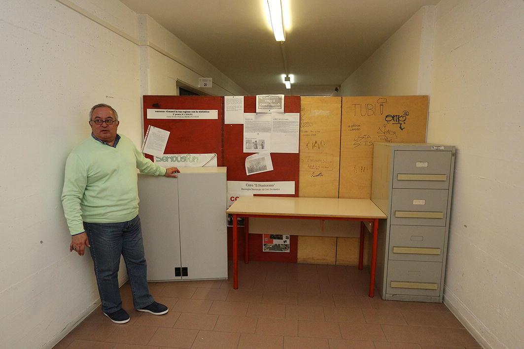 La parete realizzata per dividere i due istituti con il dirigente Bertelli 