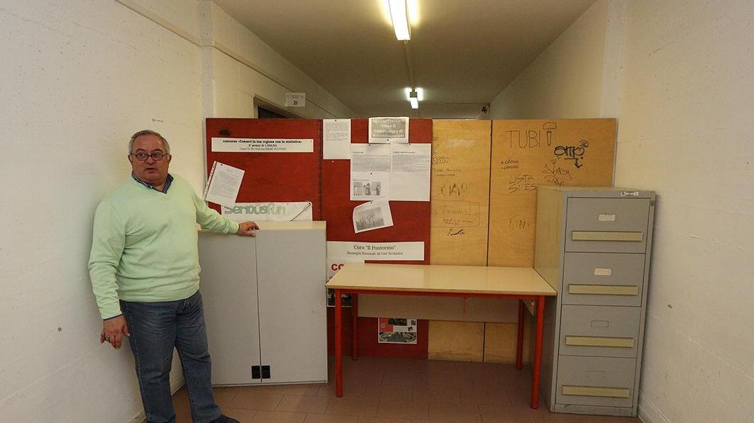 La parete realizzata per dividere i due istituti con il dirigente Bertelli