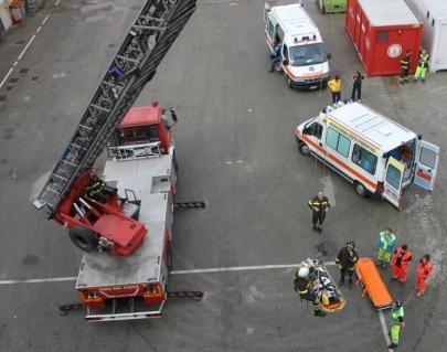 A fuoco (per finta) palazzo di 5 piani