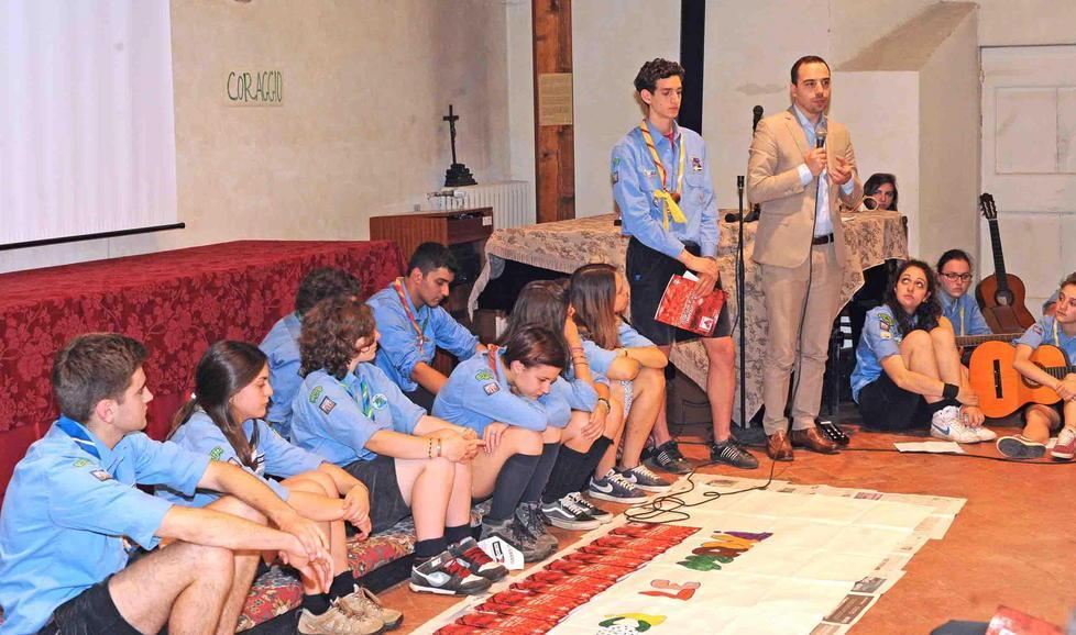 Stretta di mano tra Comune e scout 