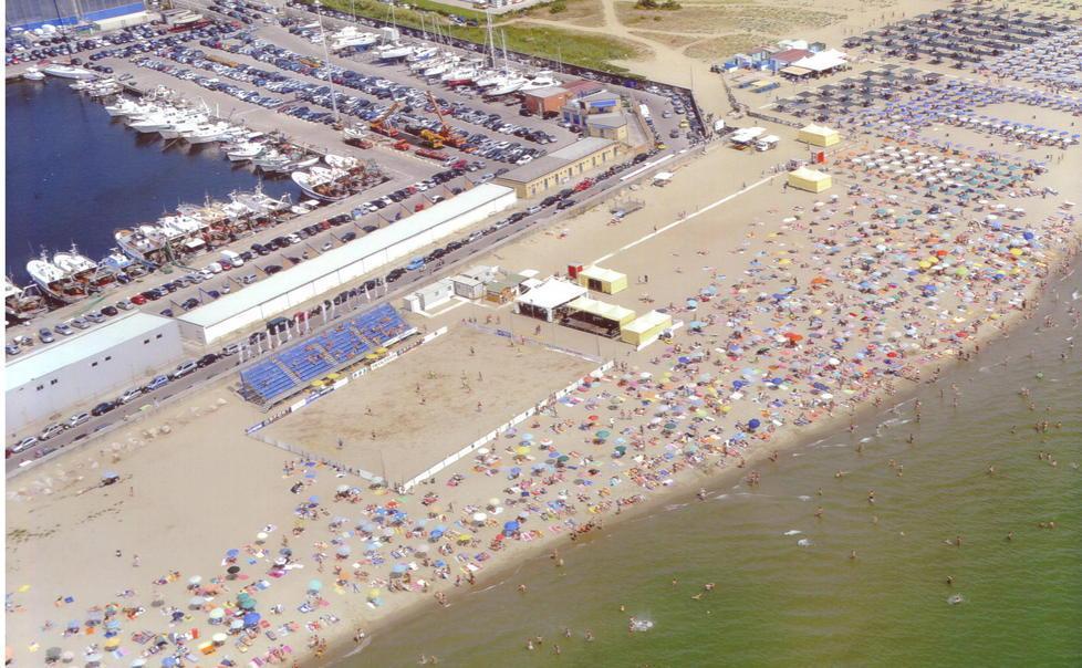 Guardie private in servizio sulla spiaggia di notte 