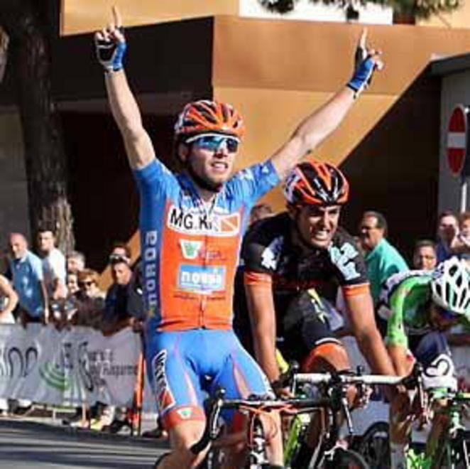 Di Francesco in volata precede un gruppo che finisce decimato 