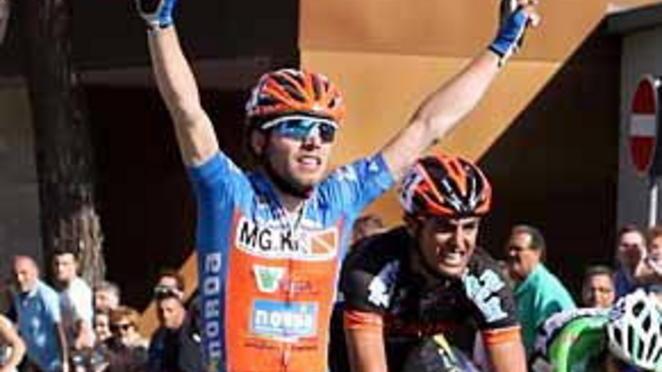 Di Francesco in volata precede un gruppo che finisce decimato
