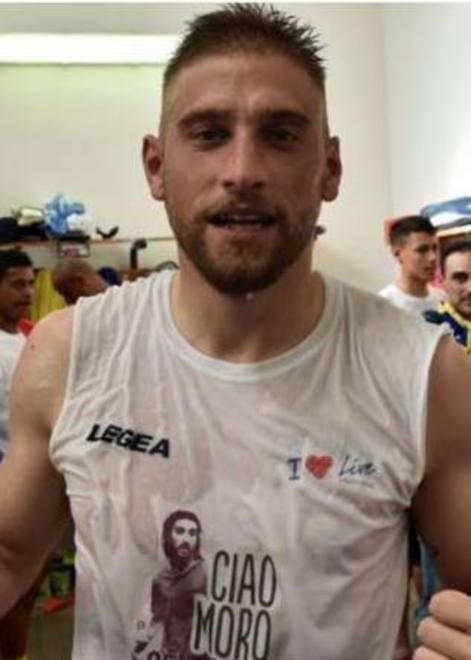Dionisi festeggia la A con la maglia del Moro