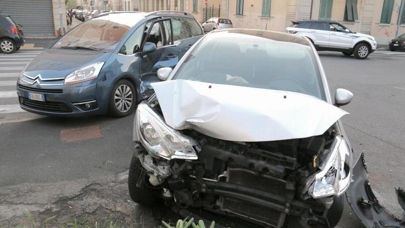 Sei feriti nello scontro fra auto per una mancata precedenza