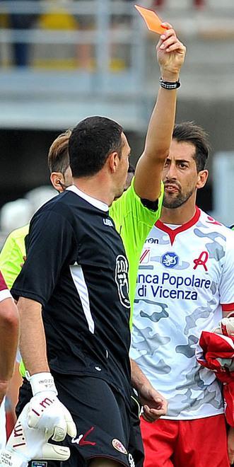 Mazzoni esce di porta e chiede scusa 