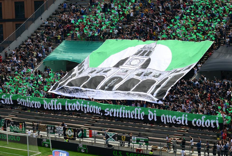 Splendida coreografia in curva Scambio della fascia tra capitani 