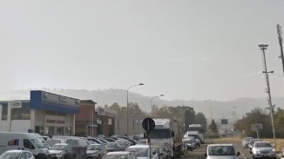 Muore a 42 anni mentre guarda un’auto da acquistare