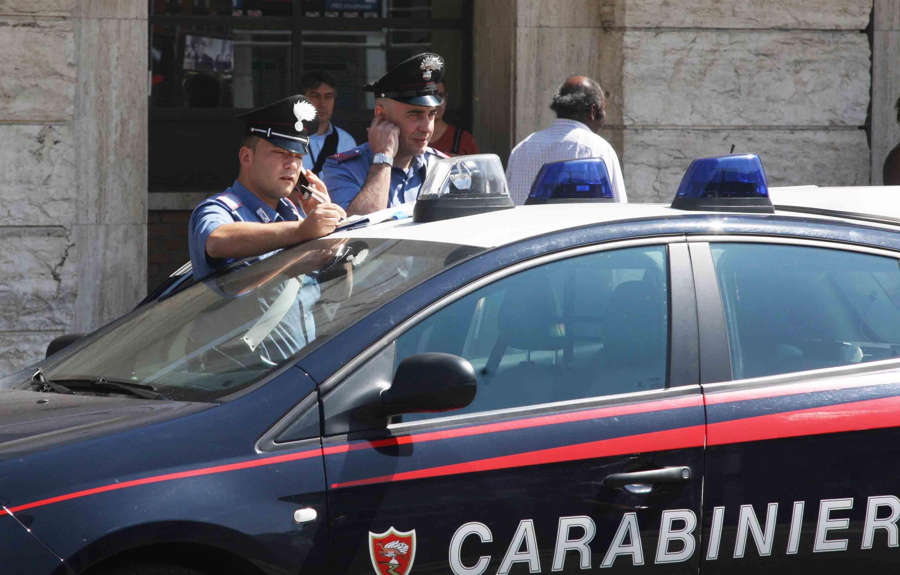 "Voglio decapitare i ladri che mi hanno derubato" e si presenta al bar con un'accetta