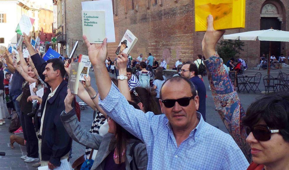 Libri in alto per affossare la Buona Scuola 