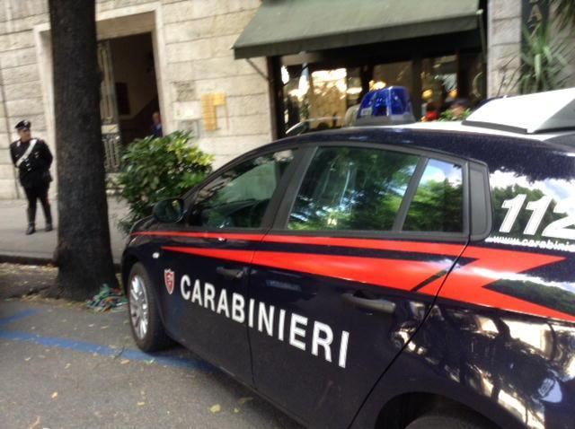I carabinieri davanti all'abitazione dell'anziano trovato morto
