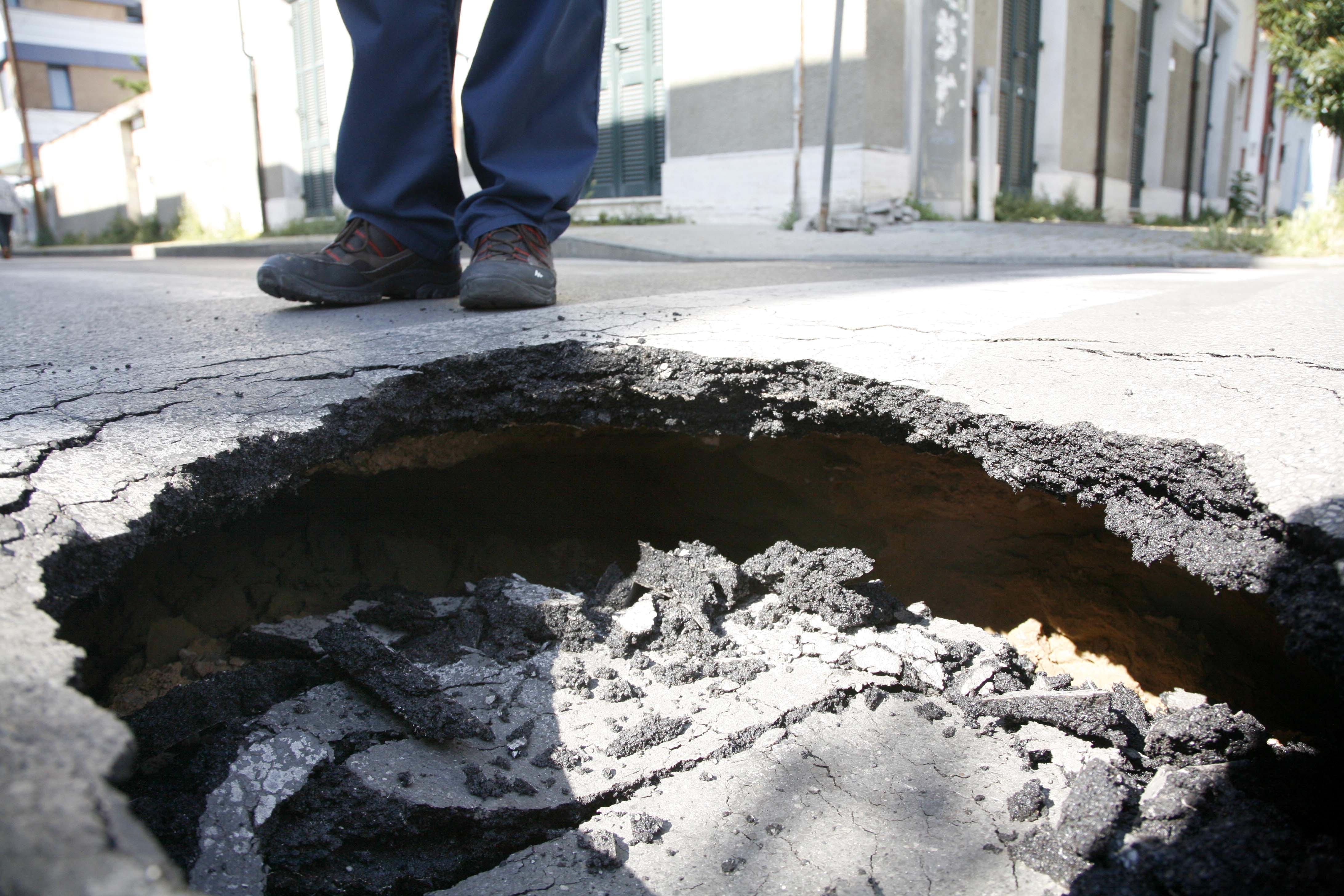 Il cratere in via Trento in Darsena