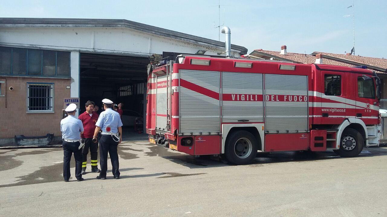 Brucia il forno dell'autocarrozzeria, paura nella zona industriale 