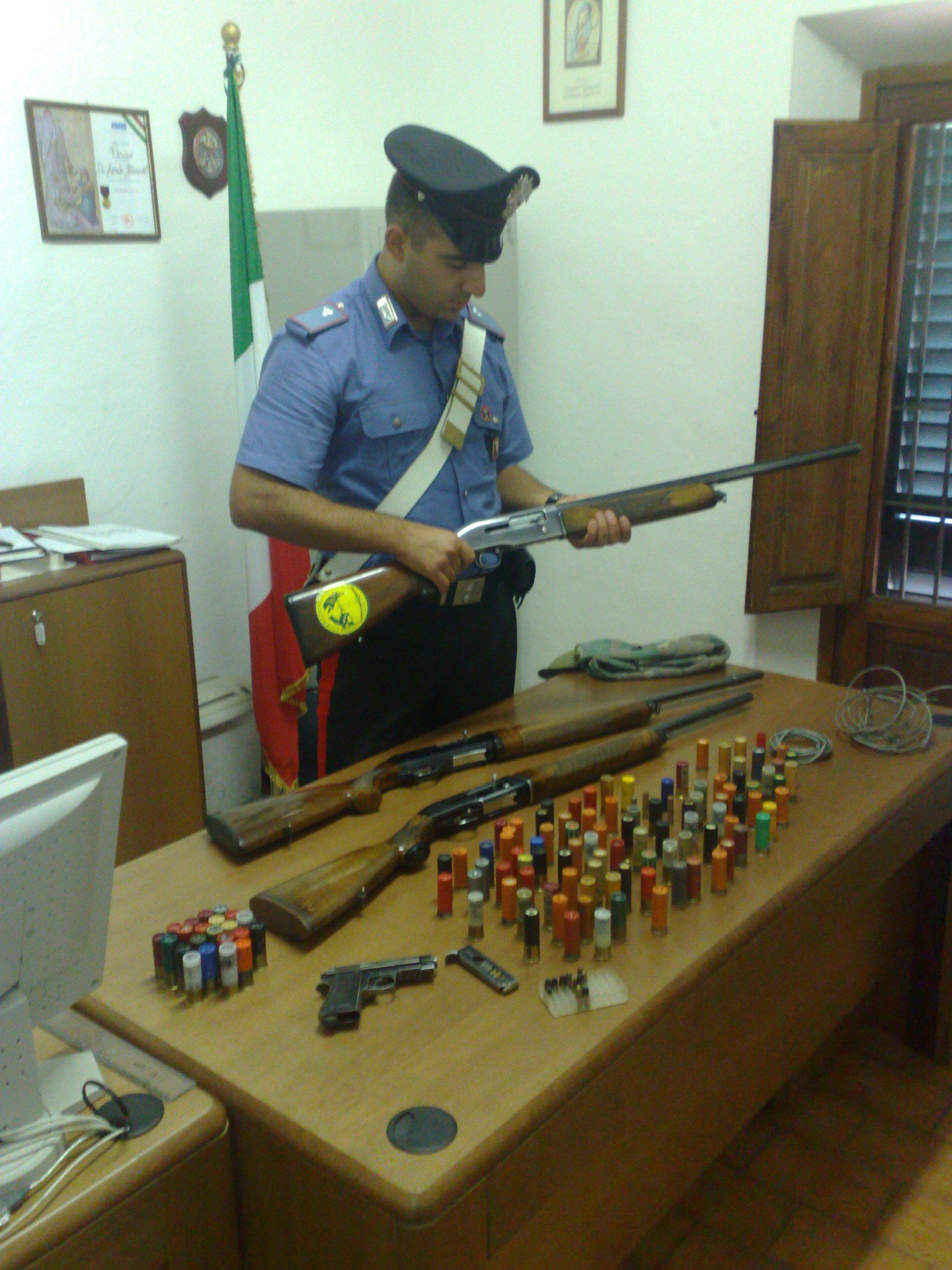 Un sequestro di armi da parte dei carabinieri (foto di repertorio)