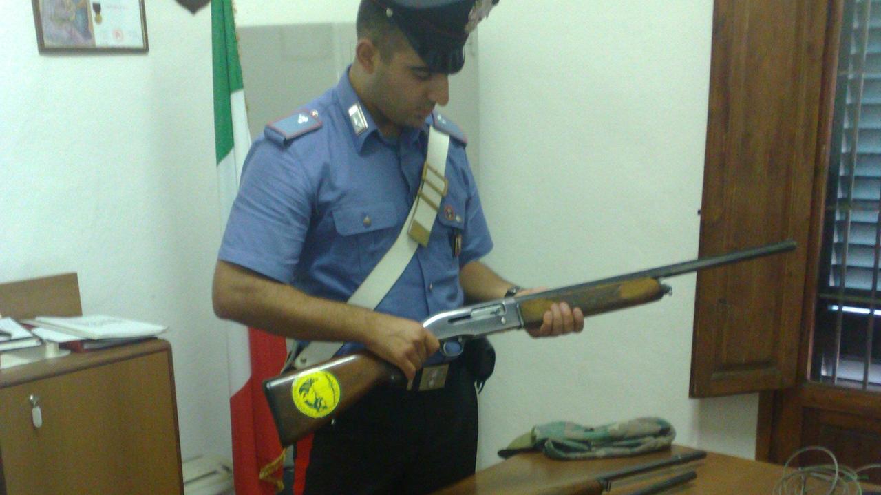 Un sequestro di armi da parte dei carabinieri (foto di repertorio)