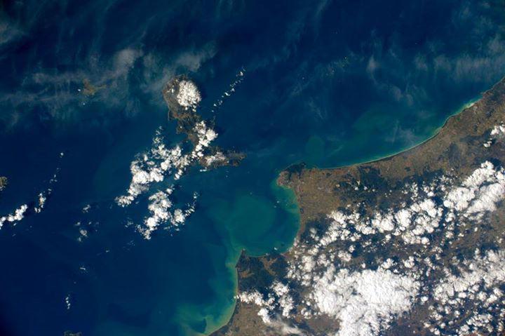 L'immagine di mare, terra, città, isola scattata dall'astronauta