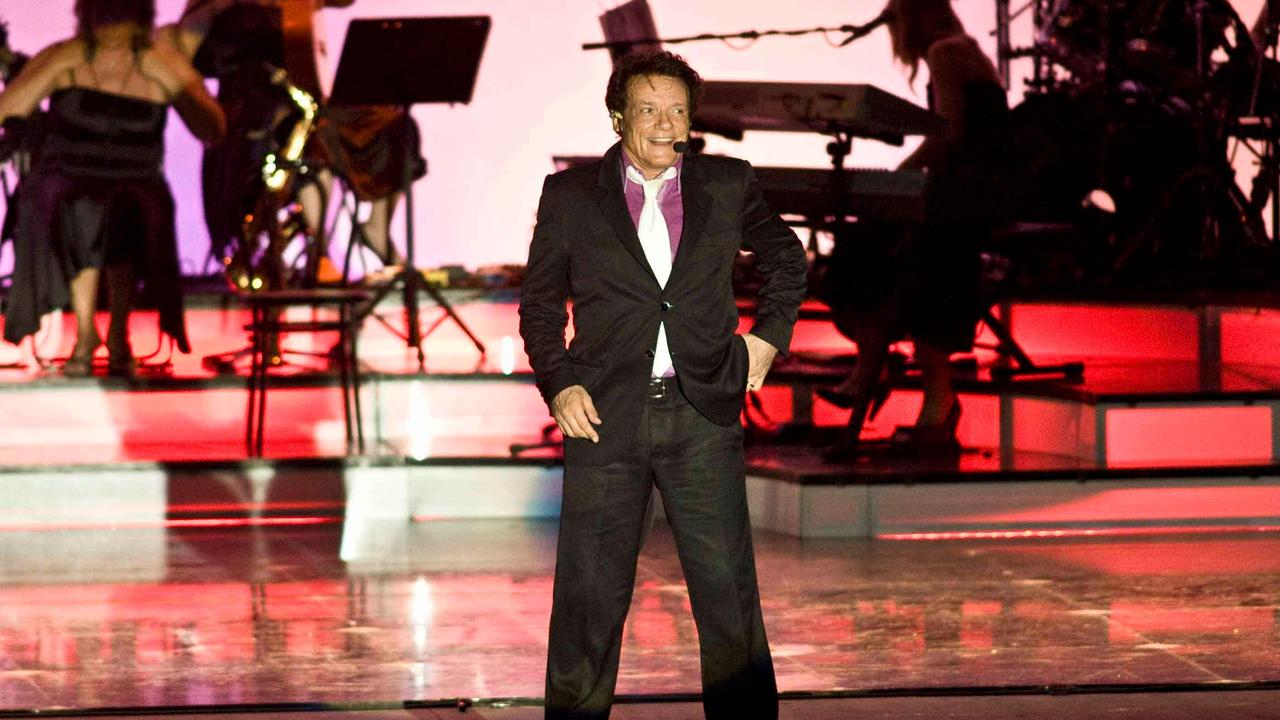 Massimo Ranieri durante un concerto
