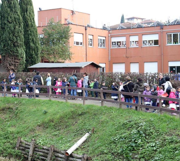 Lamporecchio, alunni fuori dalla scuola dopo la scossa di terremoto del dicembre 2014 (Foto Nucci)