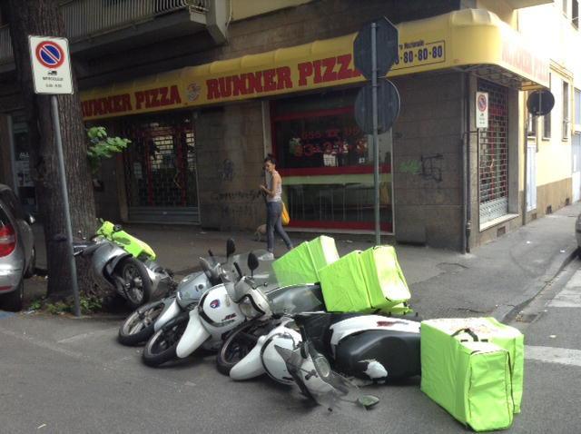 Gli scooter di Runner Pizza gettati a terra in viale Montegrappa
