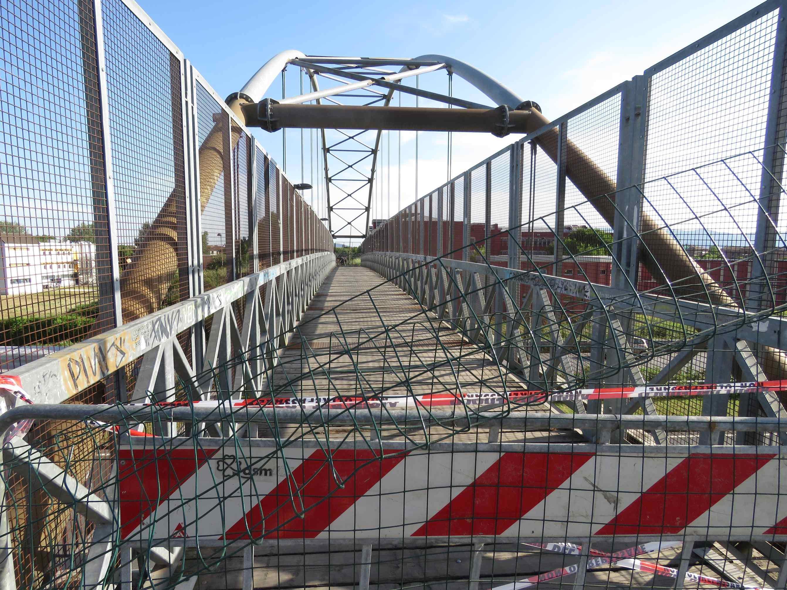 A fuoco la passerella pedonale di via Reggiana