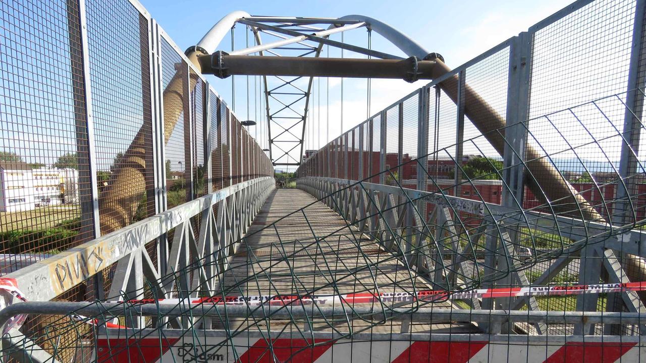 A fuoco la passerella pedonale di via Reggiana