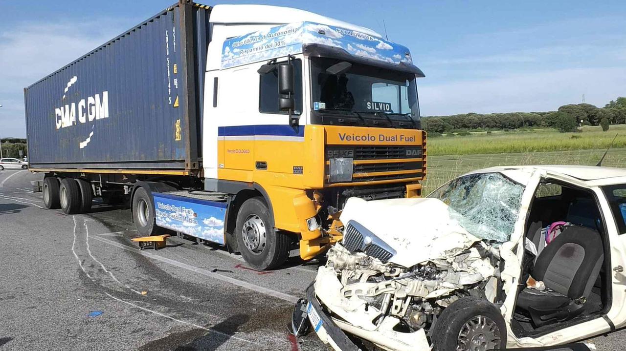 Un'immagine del violento scontro fra la Y10 e uil Tir