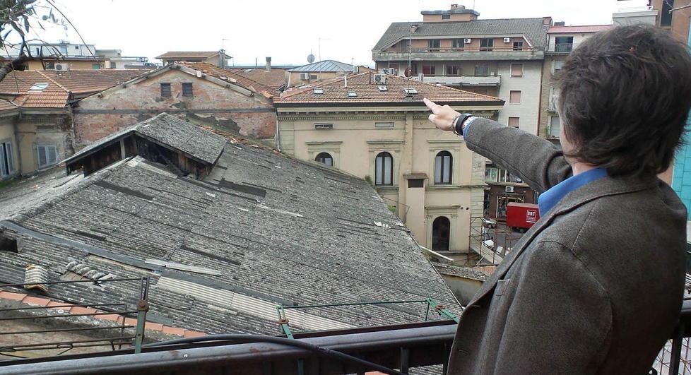 Via l’amianto dal tetto del cinema Adriano