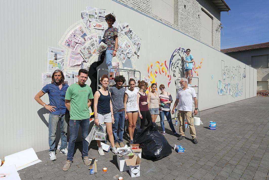 Ragazzi e insegnanti impegnati nella realizzazione del murales