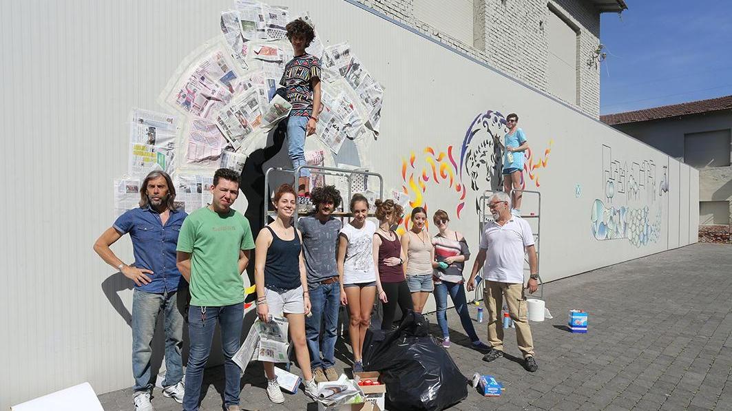 Ragazzi e insegnanti impegnati nella realizzazione del murales