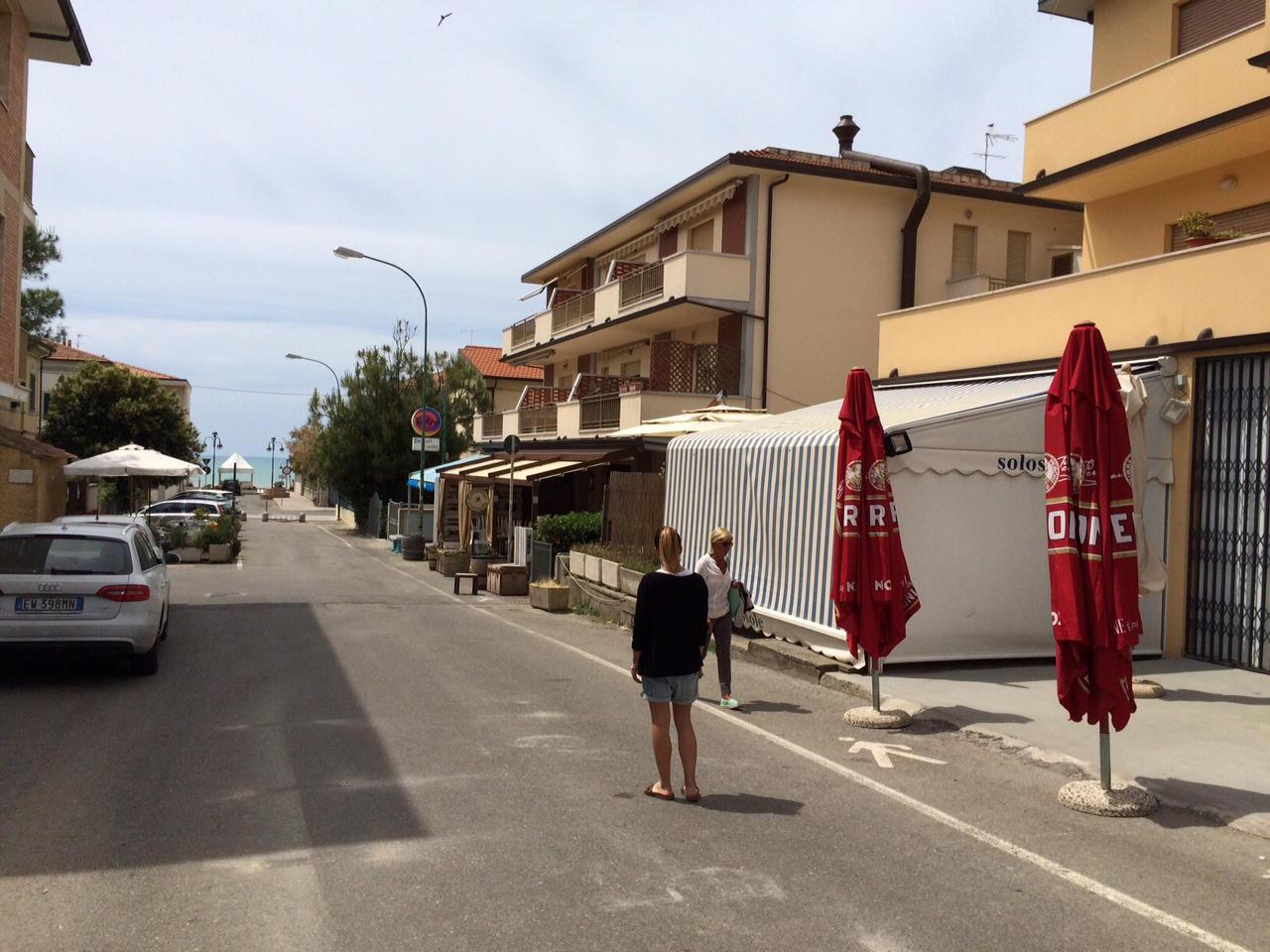 Via del Tirreno liberata dall'ingombro del gazebo