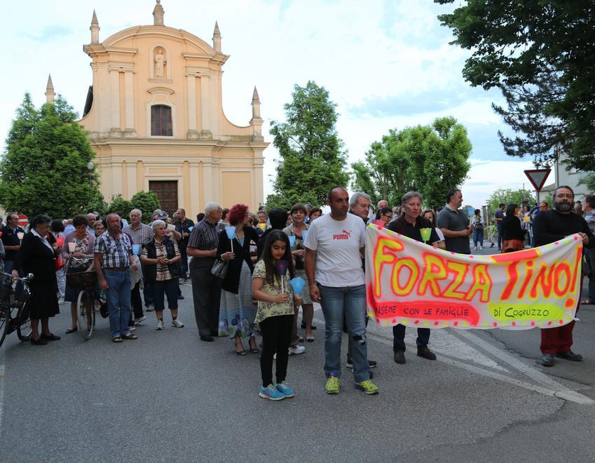 Fiaccolata per l’uomo ridotto in fin di vita dal ladro 