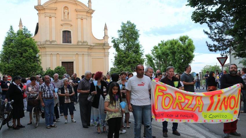 Fiaccolata per l’uomo ridotto in fin di vita dal ladro