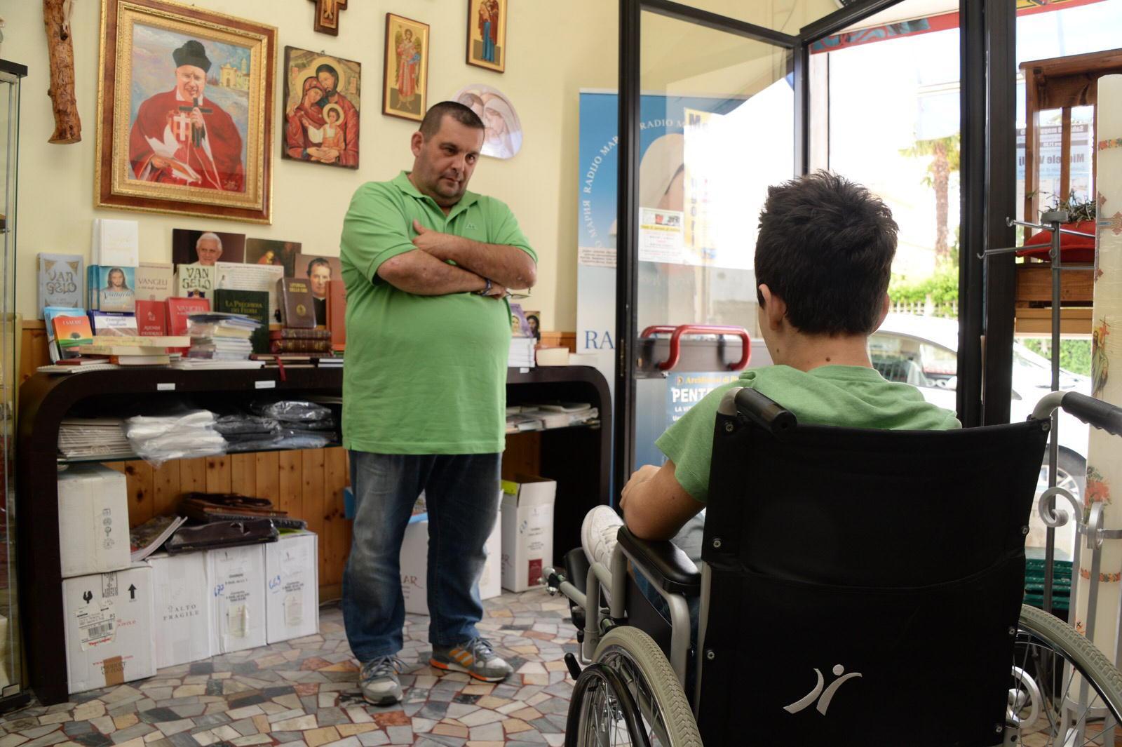 Alessandro Falciani davanti a suo figlio (foto Silvi)