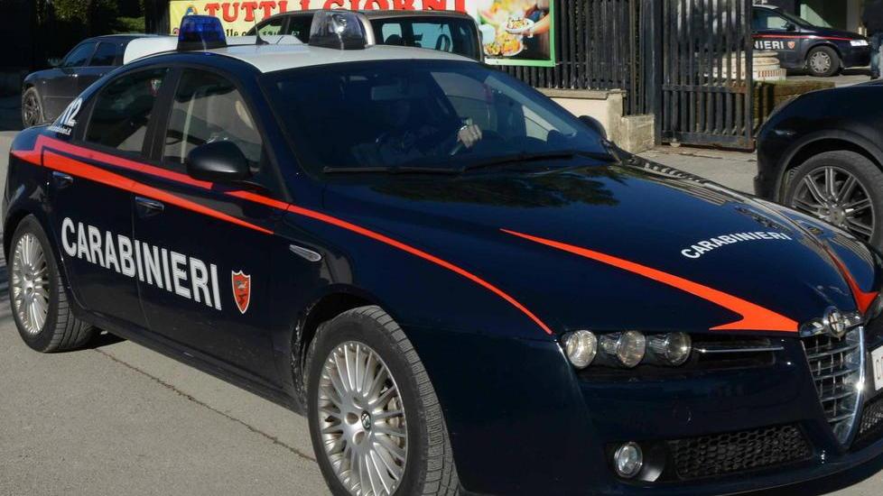 Picchia la moglie e le tira una bottiglia