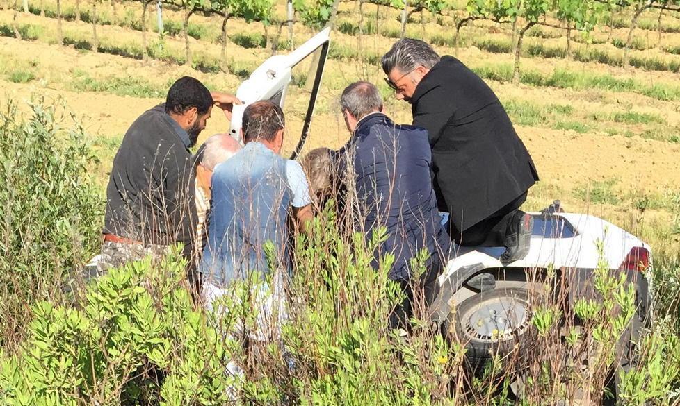 Va fuori strada, soccorsa dai cittadini