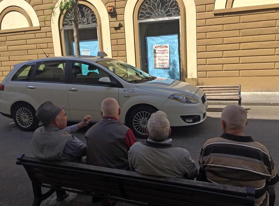 Prenotare un taxi alla stazione diventa un’impresa ardua