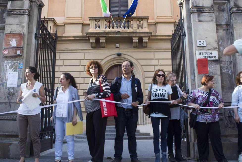 Scuola, un nastro bianco per dire no alla riforma 