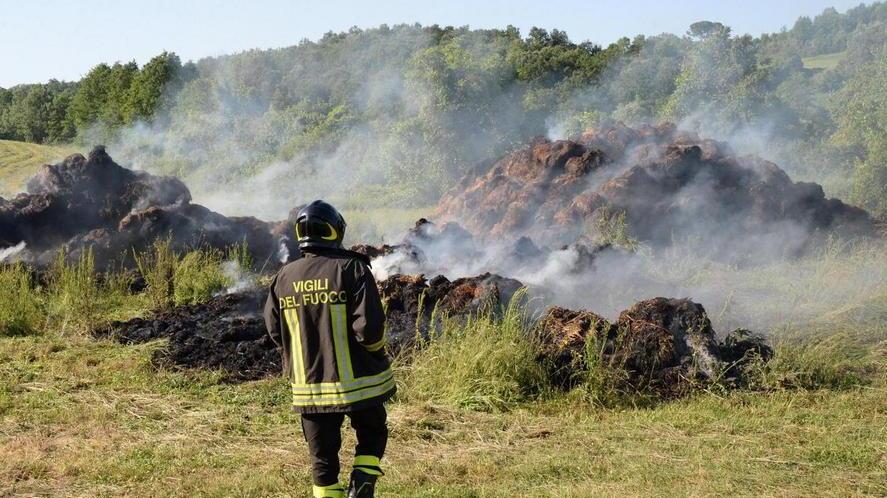 A fuoco 180 presse di paglia, forse doloso