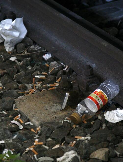 Sporcano mentre aspettano il treno 