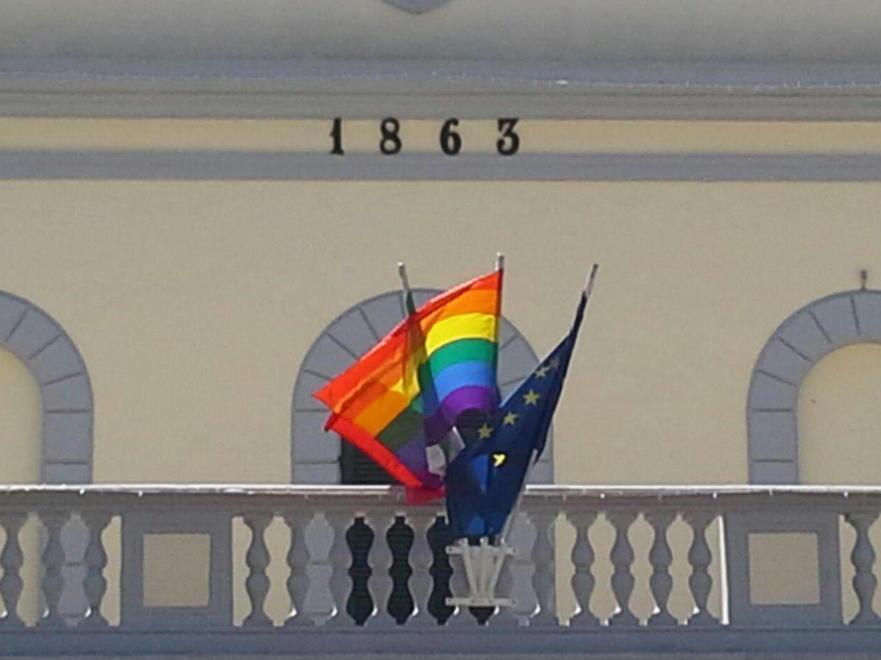 Sventola sul comune vecchio la bandiera arcobaleno