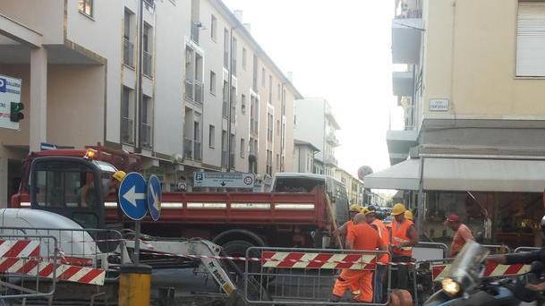 Sprofonda l’asfalto, disagi al traffico lungo via Oberdan