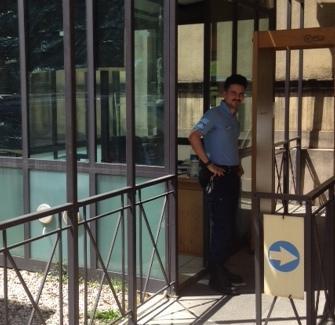 In tribunale con un coltello 