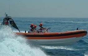 Cade in mare dal gommone, recuperato 