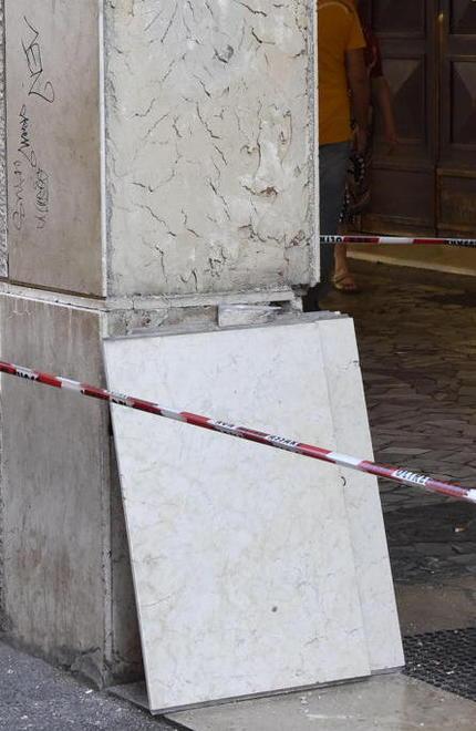 Si staccano le lastre dalle colonne: paura in via Grande 