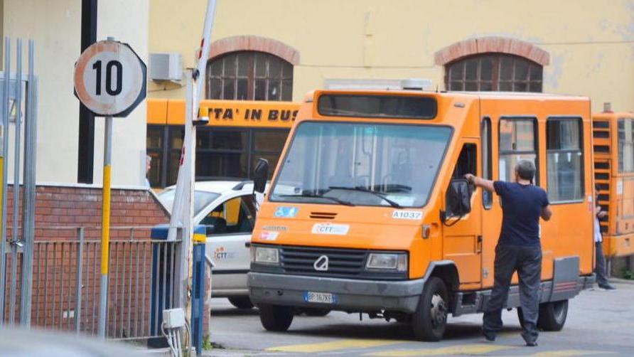 Scuolabus in “appalto” per salvare il servizio